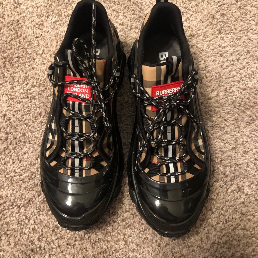 Burberry shoes Sz 43